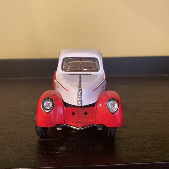 1940’s Ford Pepsi Cola die cast truck toy. Still rolls, axels move, hood lifts. - Picture 3 of 8